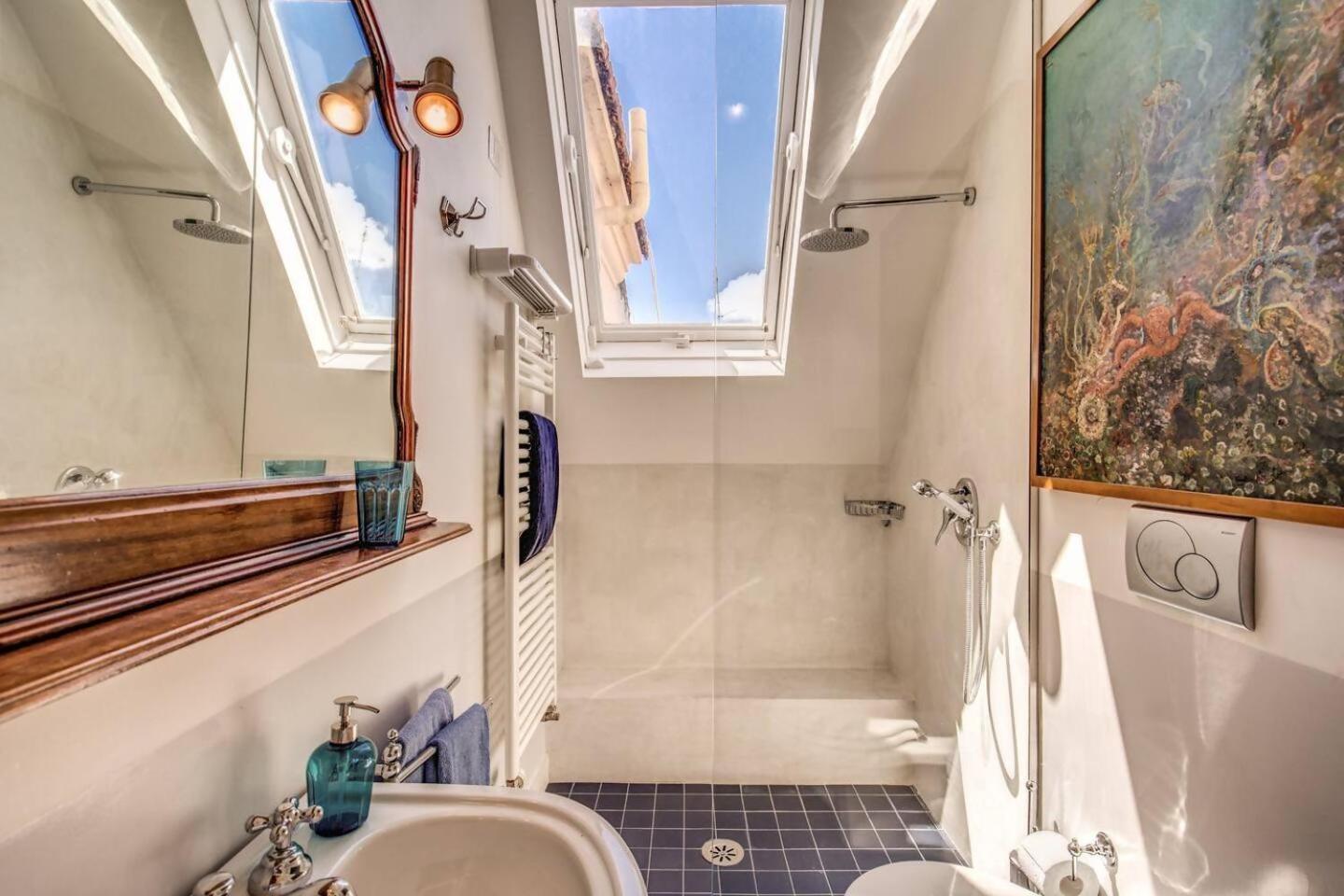 Attic With Terrace Overlooking St Peters Basilica Rome Extérieur photo