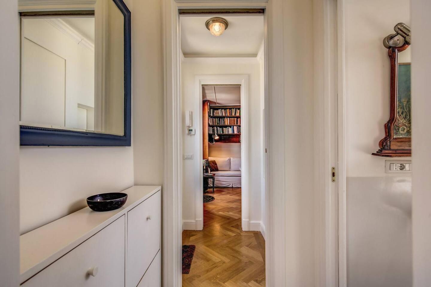 Attic With Terrace Overlooking St Peters Basilica Rome Extérieur photo