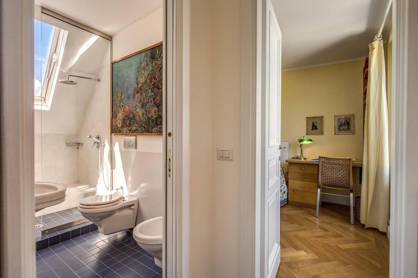 Attic With Terrace Overlooking St Peters Basilica Rome Extérieur photo