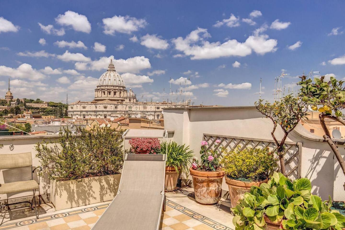 Attic With Terrace Overlooking St Peters Basilica Rome Extérieur photo
