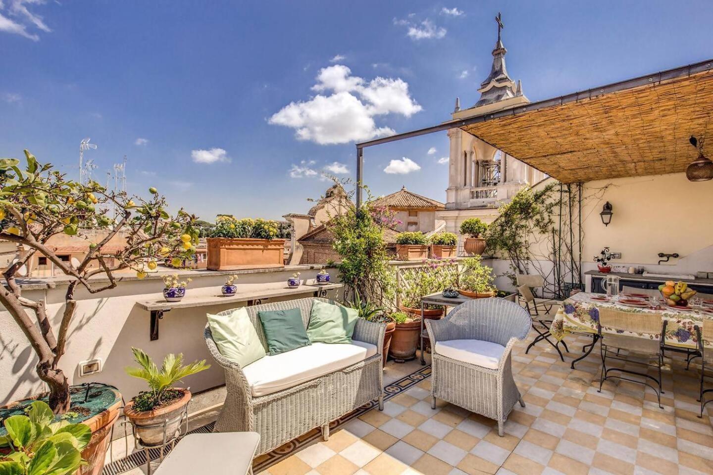 Attic With Terrace Overlooking St Peters Basilica Rome Extérieur photo