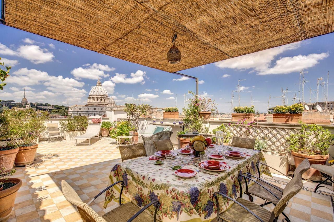 Attic With Terrace Overlooking St Peters Basilica Rome Extérieur photo
